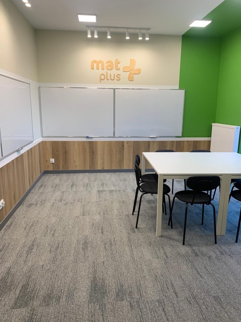 Sala lekcyjna z białymi tablicami i logo MatPlus – MatPlus Wrocław Jagodno/Wojszyce, ul. Pawia