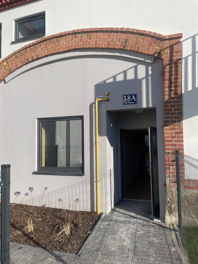 Wejście do szkoły MatPlus przy ul. Pawiej 38A we Wrocławiu (Jagodno/Wojszyce)