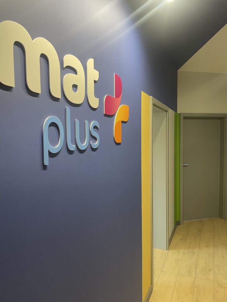 Korytarz z logo MatPlus na ścianie – szkoła MatPlus Wrocław Jagodno/Wojszyce